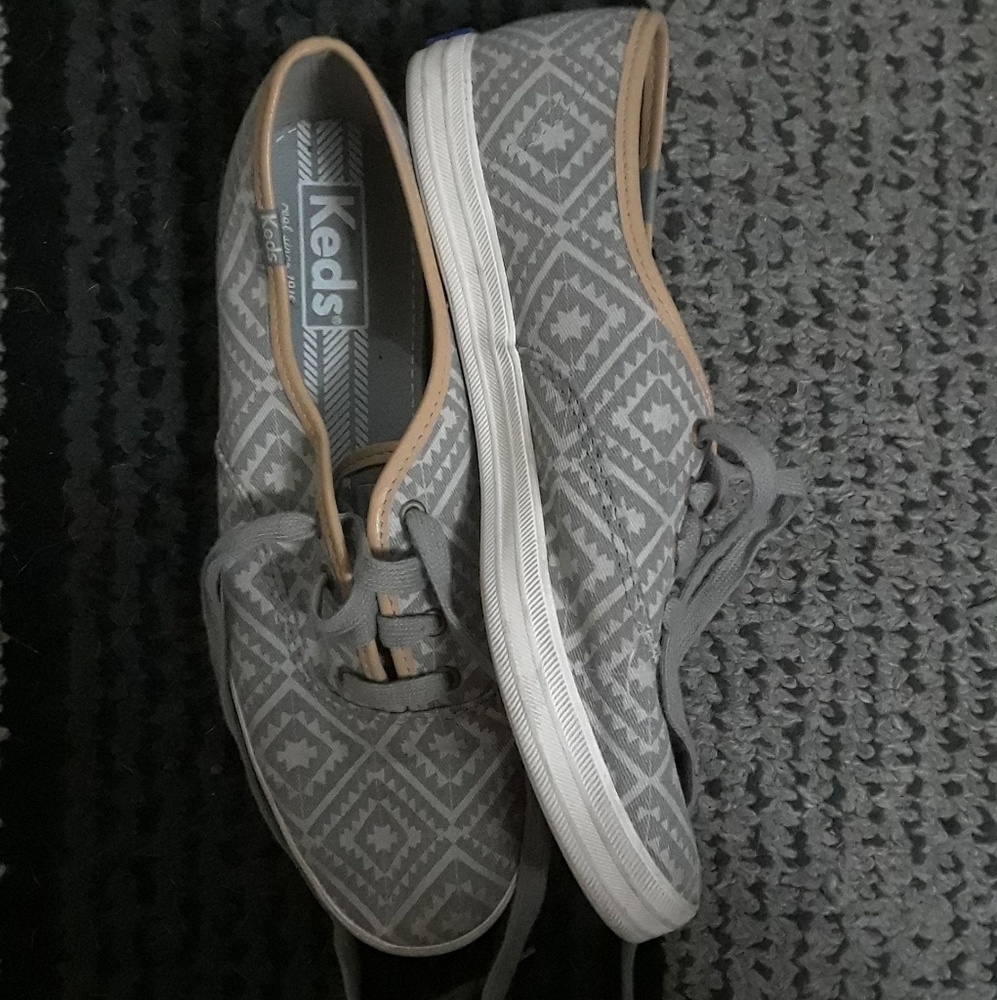 Tribal print Gray Keds